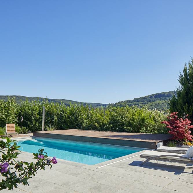 Holzkonstruktion, die den Swimmingpool im Winter überdacht