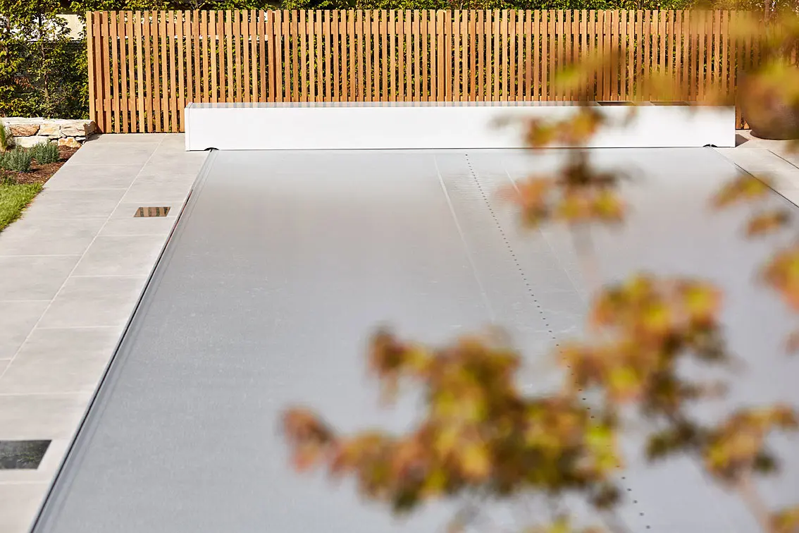 Graue Coverseal Abdeckung eines Pools