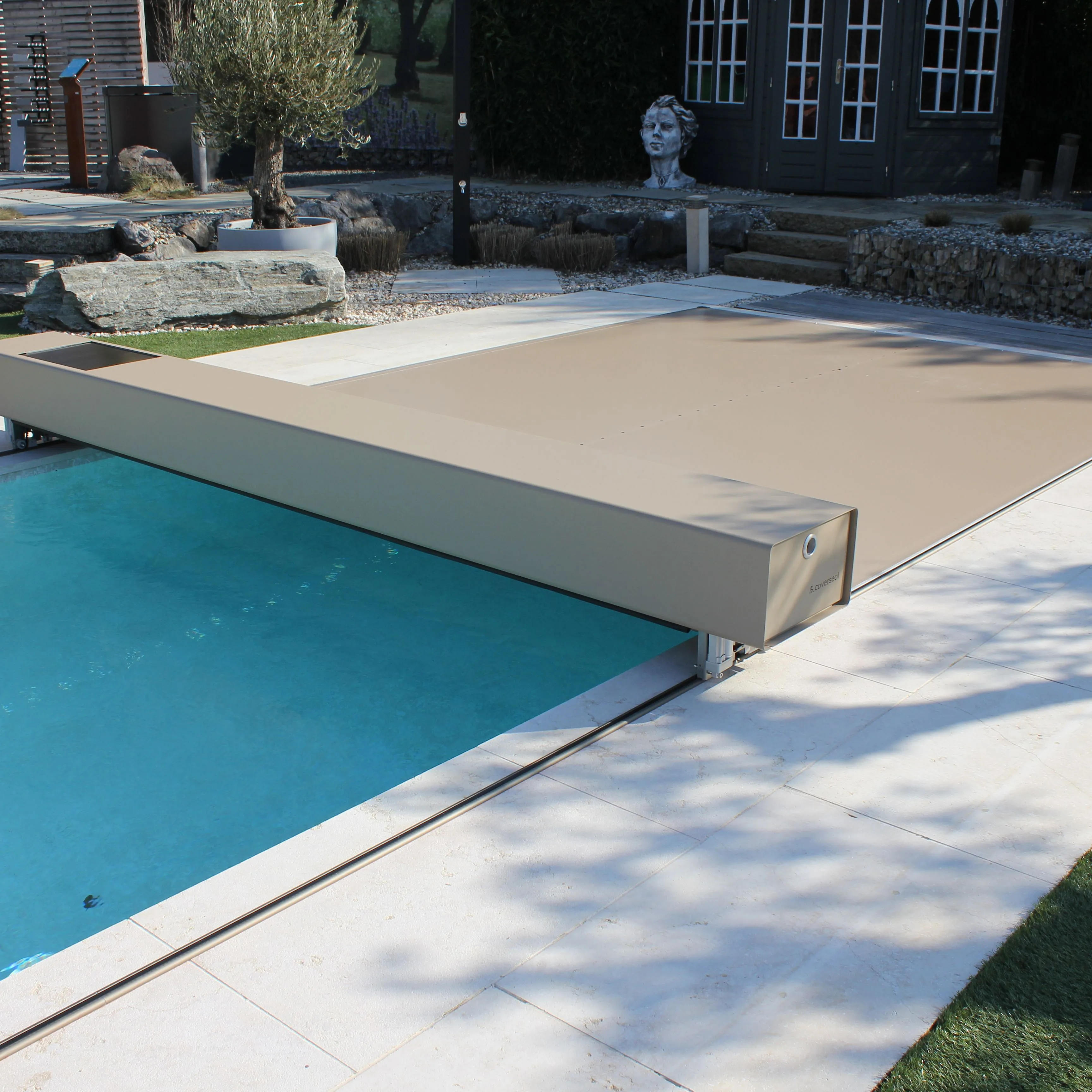 Exquisiter Pool mit transparenter Beschichtung