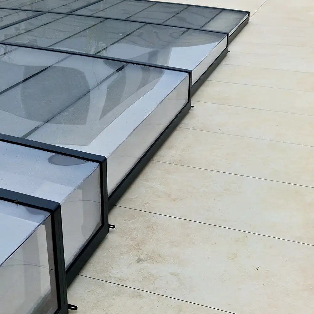 Faltbares Schwimmbaddach. Die Abdeckung aus Aluminium und Plexiglas läuft auf Schienen. Schützt das Schwimmbad vor Verschmutzungen aus der Umgebung, verhindert Wärmeverlust und hilft, die Sonnenwärme zu speichern.