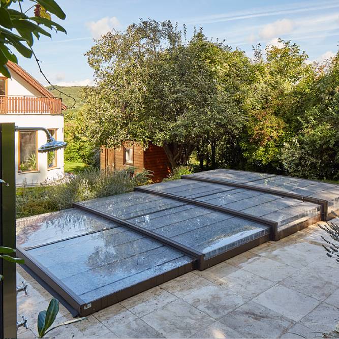 Exquisiter Pool mit transparenter Beschichtung